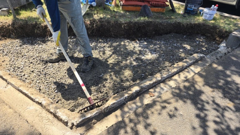 단지 내 도로 경계석 철거·재설치 및 아스콘 포장 복구 시공 중 4